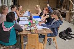 Regie-kollektiv bei der Szenenbesprechung